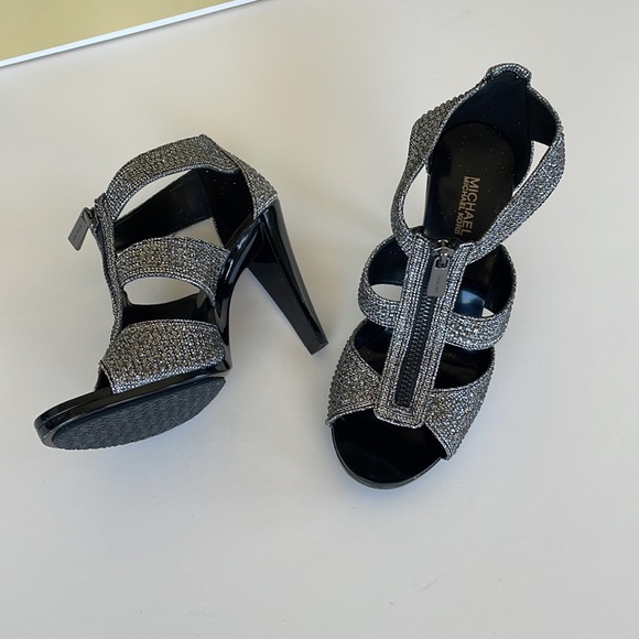 NWT Michael Kors Berkley T Strap Silver 6 M - Picture 14 of 16